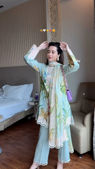 Tunic and palazzos with appliqué embroidery